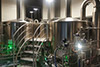 Uzina de bere automaمصنع الجعة الأوتوماتيكي Agrometal ، مصنع الجعة الحرفي Meduz فرنسا - تخمير ، طلقة ليلية ، صمامات بإضاءة خضراء